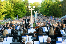 Opera prestopila meje gledališča in arije pripeljala v Mestni park