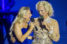Starnacht in Mörbisch: Zwillingsschwester von Barbara Schöneberger aufgetaucht