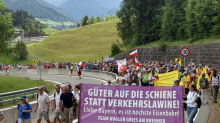 Sperre am Alpen-Pass: Tausende bei Protest gegen Verkehrsflut am Brenner