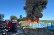 Großeinsatz : Riesige Rauchsäule: In Recyclingbetrieb brach Brand aus