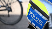 Schwerer Fahrradunfall: Unfall mit Kind: Radfahrer stirbt nach Sturz in Kurve