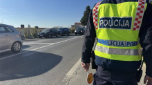 Motociklist naletio na radni stroj  i poginuo na zatvorenoj cesti kraj Donjeg Miholjca