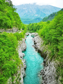 Po padcu z brvi ob reki Soči 8-letni otrok v smrtni nevarnosti