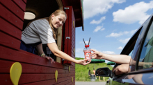 Schokofrüchte und Spaghettieis: Erdbeer-Drive-in sorgt für Tiktok-Hype und Stau