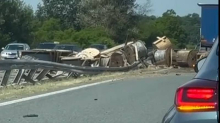 VIDEO Kamion udario ogradu na A3 kraj GP Svilaj, rasuo se teret