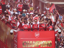 Dan po porazu v finalu lige prvakov šampionska parada za Arsenal #video
