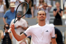 Zverev po dobrih dveh urah v četrtfinale, Kostjuk izločila štirikratno zmagovalko