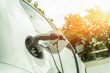 Preisabstand zu Verbrennern steigt: Neue Analyse: Autobauer geben wieder weniger Rabatt für Elektroautos