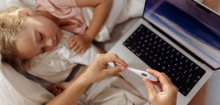 Kinderkrankentage werden meistens von Frauen genommen