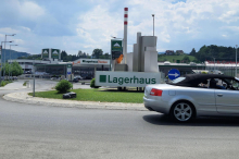 Auf diesem einzigartigen Kreisverkehr ist sogar ein Mähroboter unterwegs