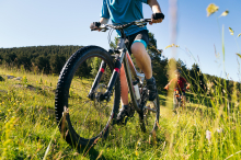 57-Jährige verletzt: Sturz mit E-Bike: Einsatz von Rettungshubschrauber