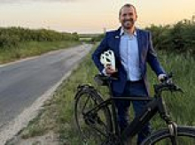 Fury at Oxfordshire council bid to 'ban' cars on rural roads: Backlash at 'gimmick' plans to turn countryside routes into LTN-style 'quiet lanes' that favour cyclists over drivers