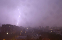 (FOTO) ŠOK USRED SNAŽNOG NEVREMENA U KRAGUJEVCU Grom udario u banderu i izazvao POŽAR, očevici opisali jezive scene: 