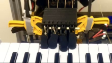 Robotska roka, ki se v dveh minutah nauči igrati klavir po posluhu