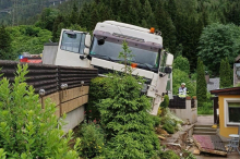 In Eisenerz: Lkw durchschlug Lärmschutzwand und verfehlte Hausmauer nur knapp