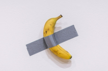 Slavna Cattelanova banana spet izginila s stene muzeja