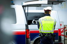 Ins Stauende gekracht: Unfalllenker hatte keinen Führerschein und stand unter Drogen