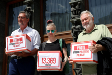 Pobudniki referenduma o zakonu o parlamentarni preiskavi v DZ vložili več kot 13.000 podpisov