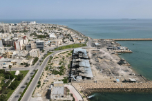 Iran izstrelil več raket proti Kuvajtu in Bahrajnu. ZDA napadle otok Kešm.