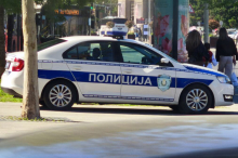 EVAKUACIJA U GRADOVIMA ŠIROM SRBIJE: Dojave o bombama stigle na adrese desetina osnovnih škola, velike policijske snage na terenu