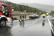 Pkw touchiert auf Tauernautobahn Sattelzug und überschlägt sich
