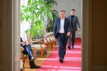 Golob in Mesec dvomita o iskrenosti ponujenega partnerstva z opozicijo, Han zadržan