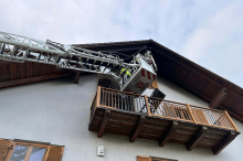 Zigarette löste Brand aus: Tochter des Hausbesitzers rauchte am Balkon