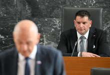 Poslanci razpravljajo o predlagani četrti Janševi vladi. Na začetku seje zapleti.