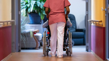 Gesundheitskosten: Pflegereform: Ausgabenbremsen und Aufschlag für Kinderlose