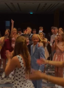 Viktor sa hemoterapije došao na malu maturu: Drugari mu priredili doček za pamćenje (video) 