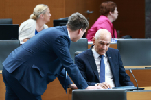 Iz opozicije kritike koalicijske pogodbe, iz koalicije kritika vlade v odhajanju