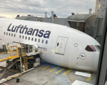Carrello collassa, aereo Lufthansa cade sul muso: “Feriti nell’equipaggio”