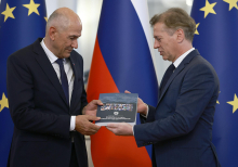 Novi premier Janez Janša prevzel posle od Roberta Goloba