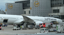Frankfurter Flughafen: Kurz vor dem Einsteigen klappt das Fahrwerk ein