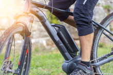 Mopedlenker und Mountainbiker kollidieren auf Forststraße in Osttirol frontal