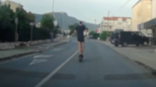 VIDEO Potpuna ludost u Kaštel Novom: Vozim 50, a prestiže me maloljetnik na romobilu sa 60!