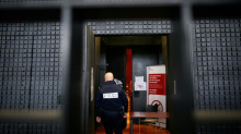 Lebenslange Haft für deutschen „Maskenmann“ wegen Mordes in Frankreich