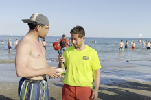 Video: Partygäste mit ungewöhnlichem Angebot zu Pfingsten in Lignano