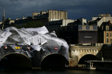 Hudo neurje v Parizu tik pred odprtjem poškodovalo instalacijo na Pont Neufu