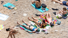 FOTO Sunčan dan izmamio ljude na gradsku plažu u Dubrovniku
