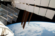 Astronavti na Mednarodni vesoljski postaji zaradi popravil začasno napoteni v vesoljsko plovilo