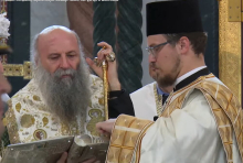 Patrijarh Porfirije zaplakao, pa skinuo kapu pred Časnim pojasom Presvete Bogorodice: Postoje tri razloga ovog čina poniznosti (FOTO)