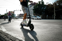 Auf Parkplatz: Auto im Rückwärtsgang erfasste Grazer auf E-Scooter