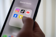 Social-Media-Verbot?: Experte warnt: KI könnte Social Media gefährlicher machen