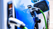L’Ue spaccata sull’auto elettrica: “Errore salvare i motori termici”
