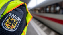 Schwarzfahren: Ohne Fahrschein – Mann stößt Zugbegleiter in Hamburg