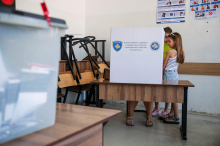 Na Kosovu potekajo tretje parlamentarne volitve v 16 mesecih, ponovno naj bi zmagal Albin Kurti
