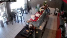 DRAMATIČNI PRIZORI ZEMLjOTRESA U GRČKOJ: Snimci užasa, ljudi vrište i beže napolje (FOTO/VIDEO)