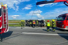 Wohnmobil kippte nach Reifenplatzer um: A2 musste gesperrt werden