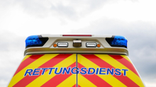 Verkehrsunfall: Auto kracht gegen Geländer: Motor raus – zwei Verletzte